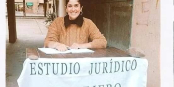 Es abogada y decidió instalar un estudio callejero de asistencia gratuita para madres que padecen el incumplimiento alimentario