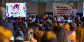 Con los cuidados y la vida en el centro